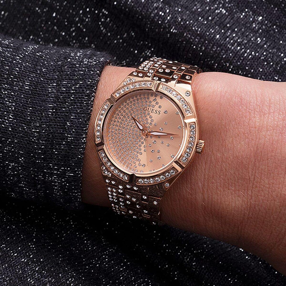 Image de Montre Femme Guess AFTERGLOW (Ø 36 mm), disponible chez Rue des Bijoux, parfaite pour un look élégant et sophistiqué.