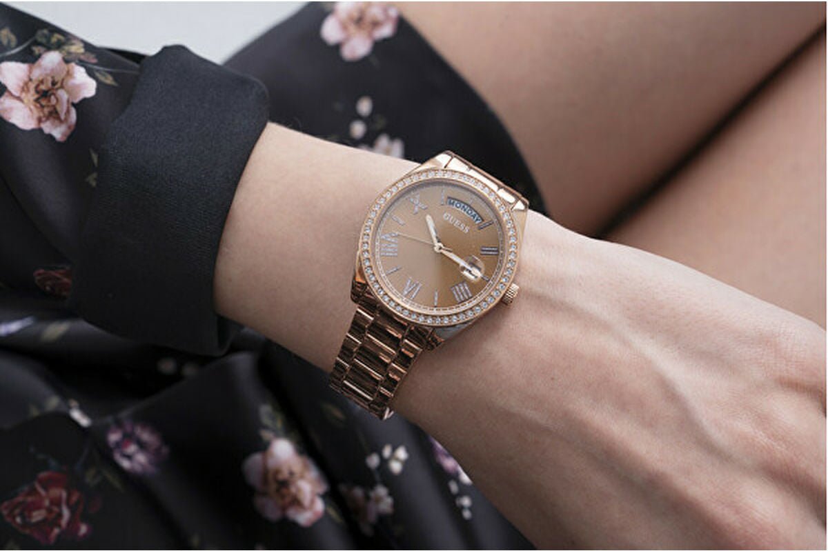 Image de Montre Guess (Ø 36 mm), disponible chez Rue des Bijoux, parfaite pour un look élégant et sophistiqué.