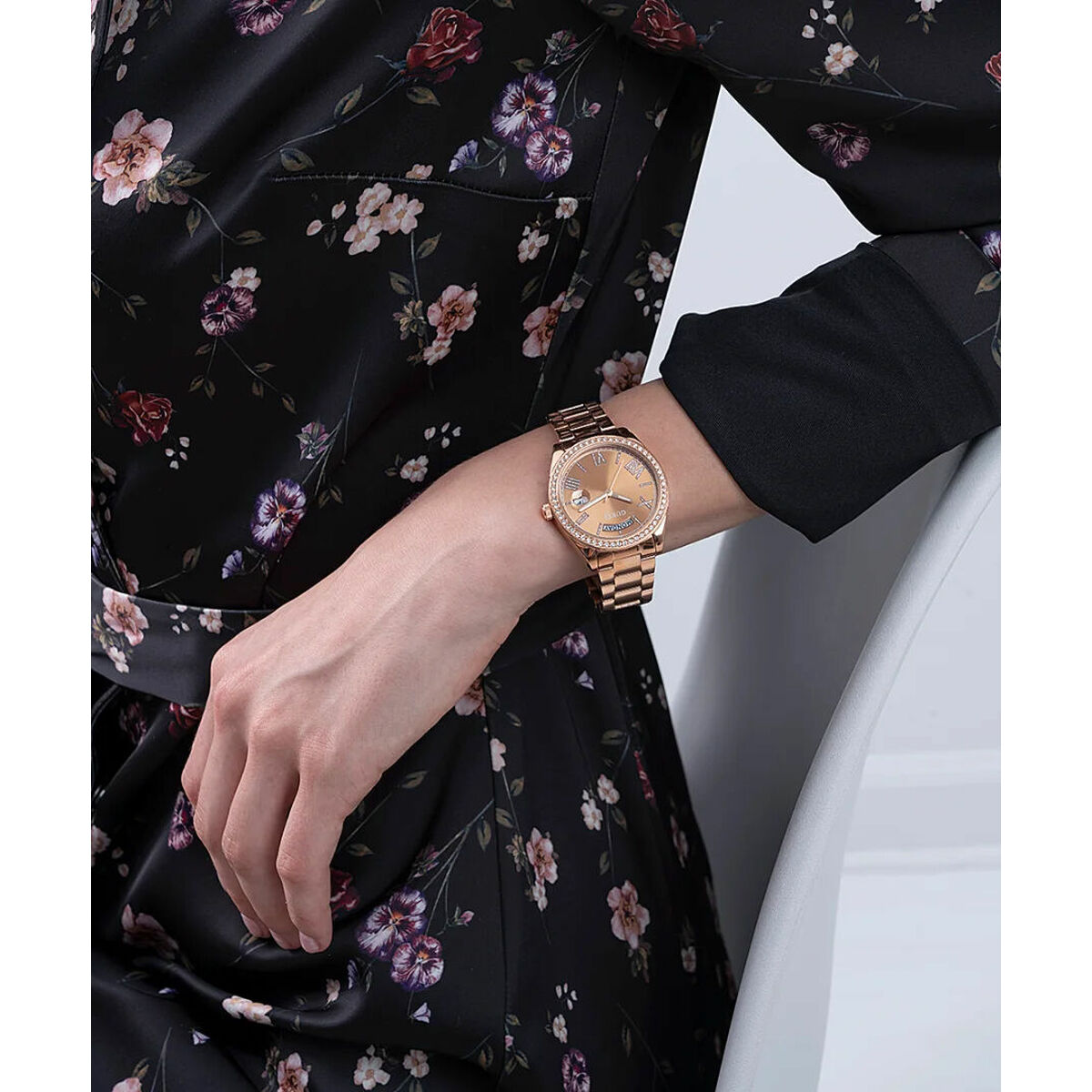 Image de Montre Guess (Ø 36 mm), disponible chez Rue des Bijoux, parfaite pour un look élégant et sophistiqué.