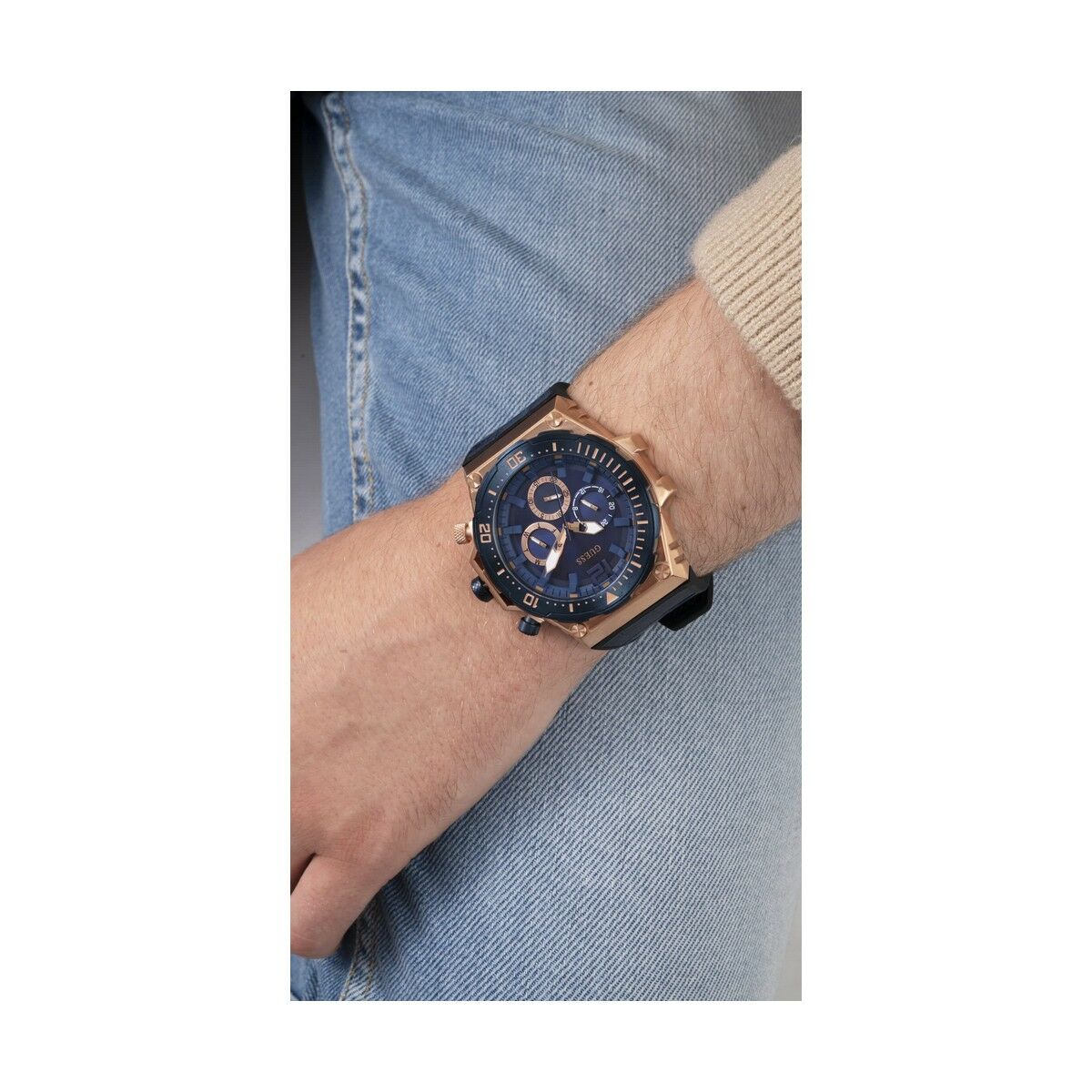 Image de Montre Homme Guess GW0326G1, disponible chez Rue des Bijoux, parfaite pour un look élégant et sophistiqué.