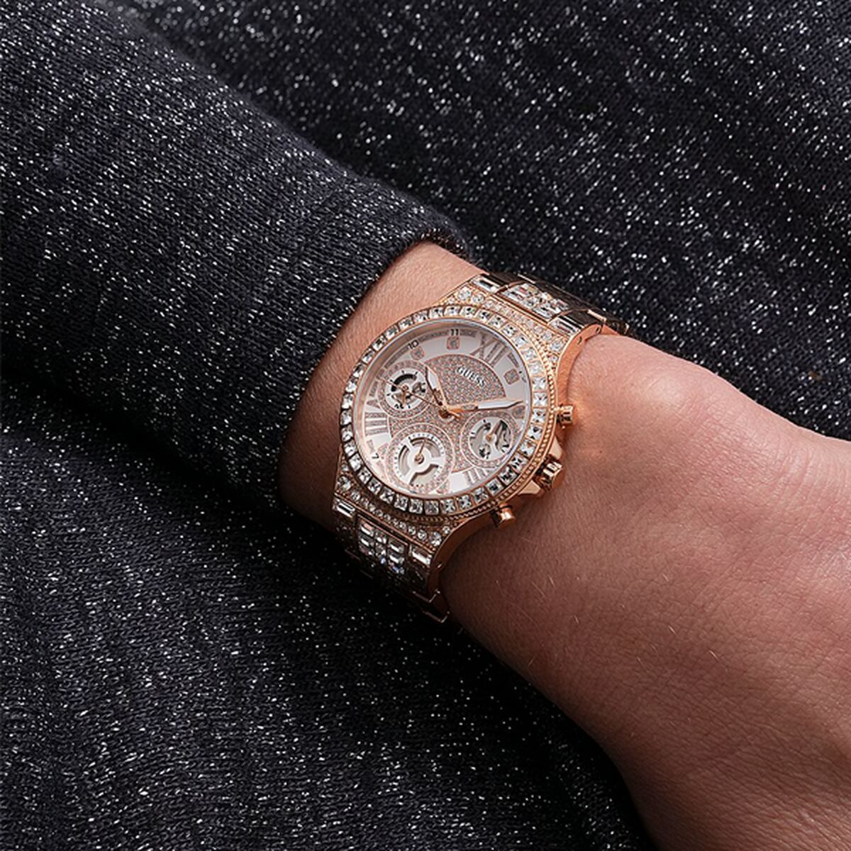 Image de Montre Femme Guess MOONLIGHT (Ø 36 mm), disponible chez Rue des Bijoux, parfaite pour un look élégant et sophistiqué.