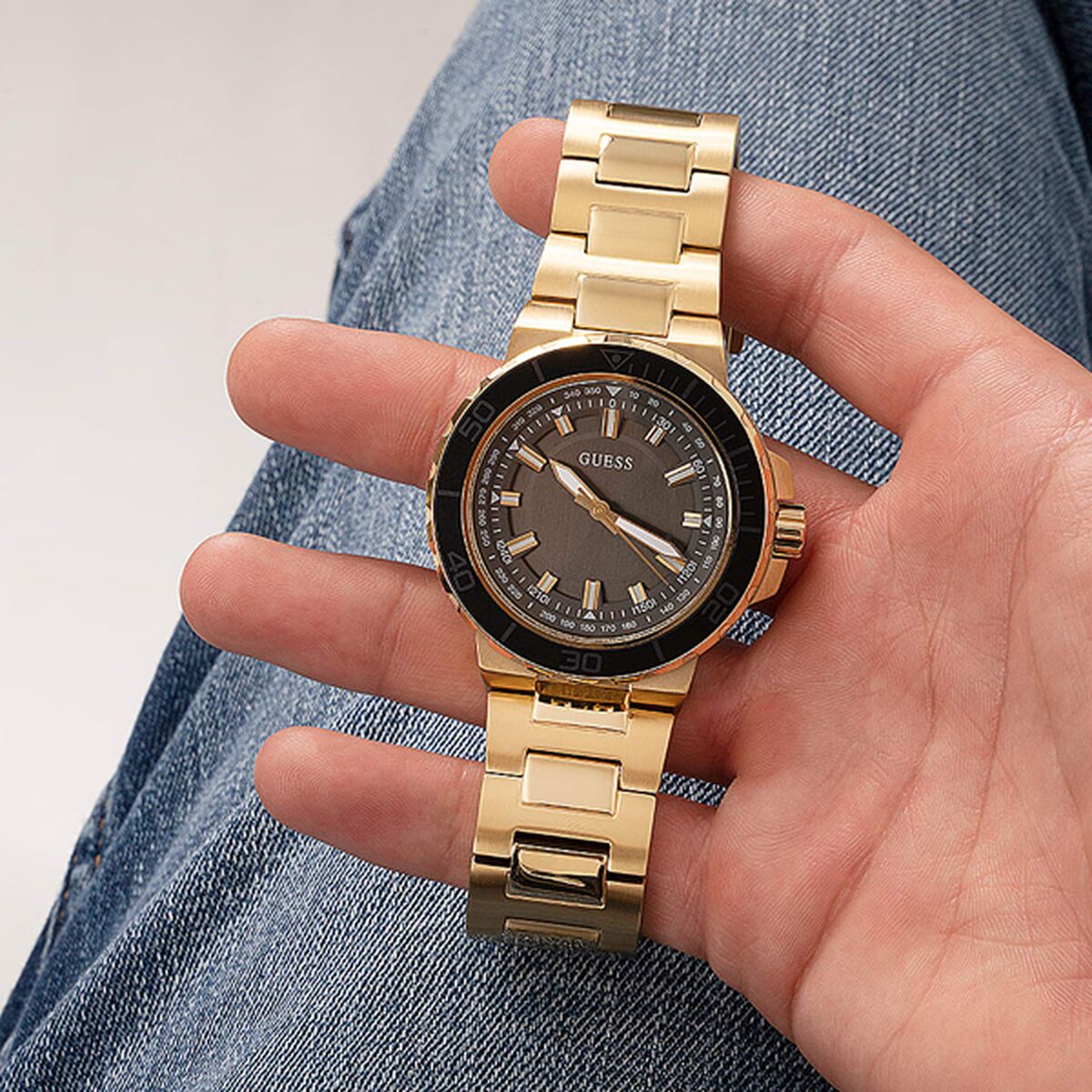 Image de Montre Homme Guess GW0426G2 Noir, disponible chez Rue des Bijoux, parfaite pour un look élégant et sophistiqué.