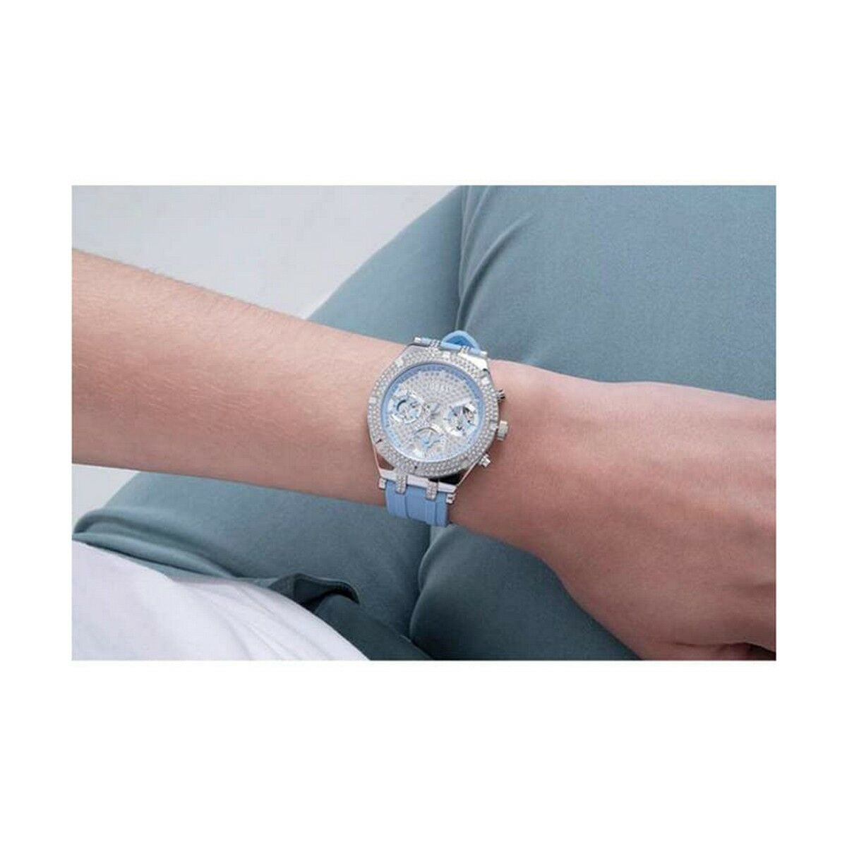 Image de Montre Femme Guess GW0407L1, disponible chez Rue des Bijoux, parfaite pour un look élégant et sophistiqué.