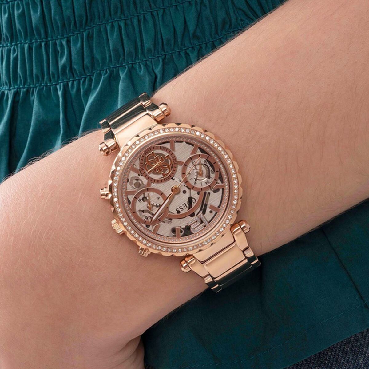 Image de Montre Femme Guess SOLSTICE (Ø 37 mm), disponible chez Rue des Bijoux, parfaite pour un look élégant et sophistiqué.