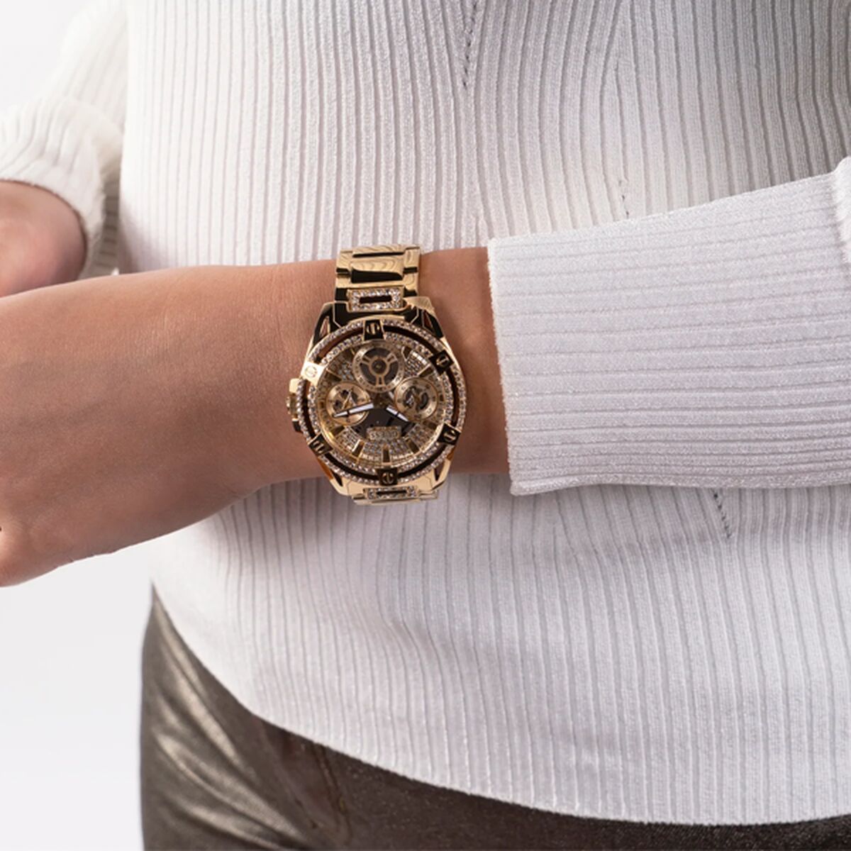 Image de Montre Femme Guess GW0464L2, disponible chez Rue des Bijoux, parfaite pour un look élégant et sophistiqué.