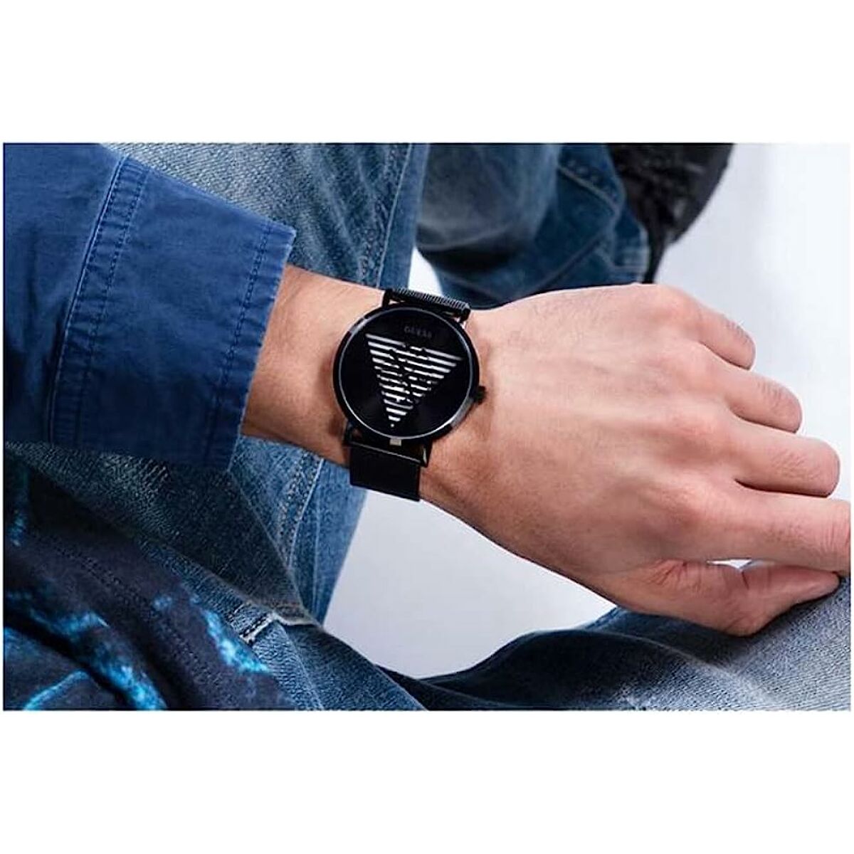 Image de Montre Homme Guess GW0502G2, disponible chez Rue des Bijoux, parfaite pour un look élégant et sophistiqué.