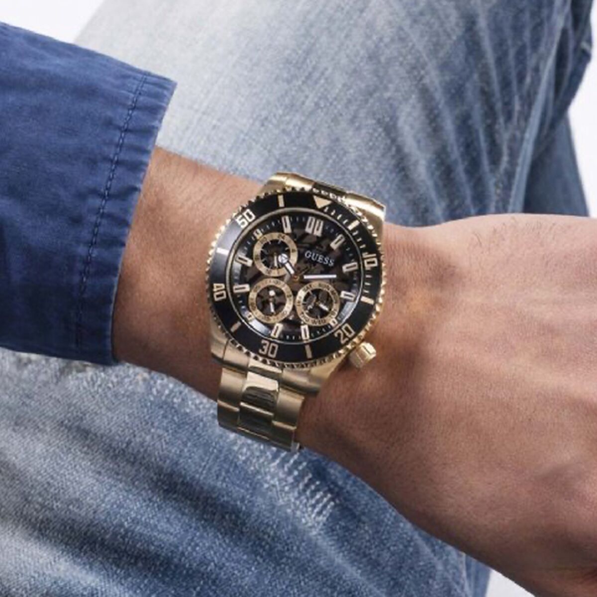 Image de Montre Homme Guess GW0488G2, disponible chez Rue des Bijoux, parfaite pour un look élégant et sophistiqué.