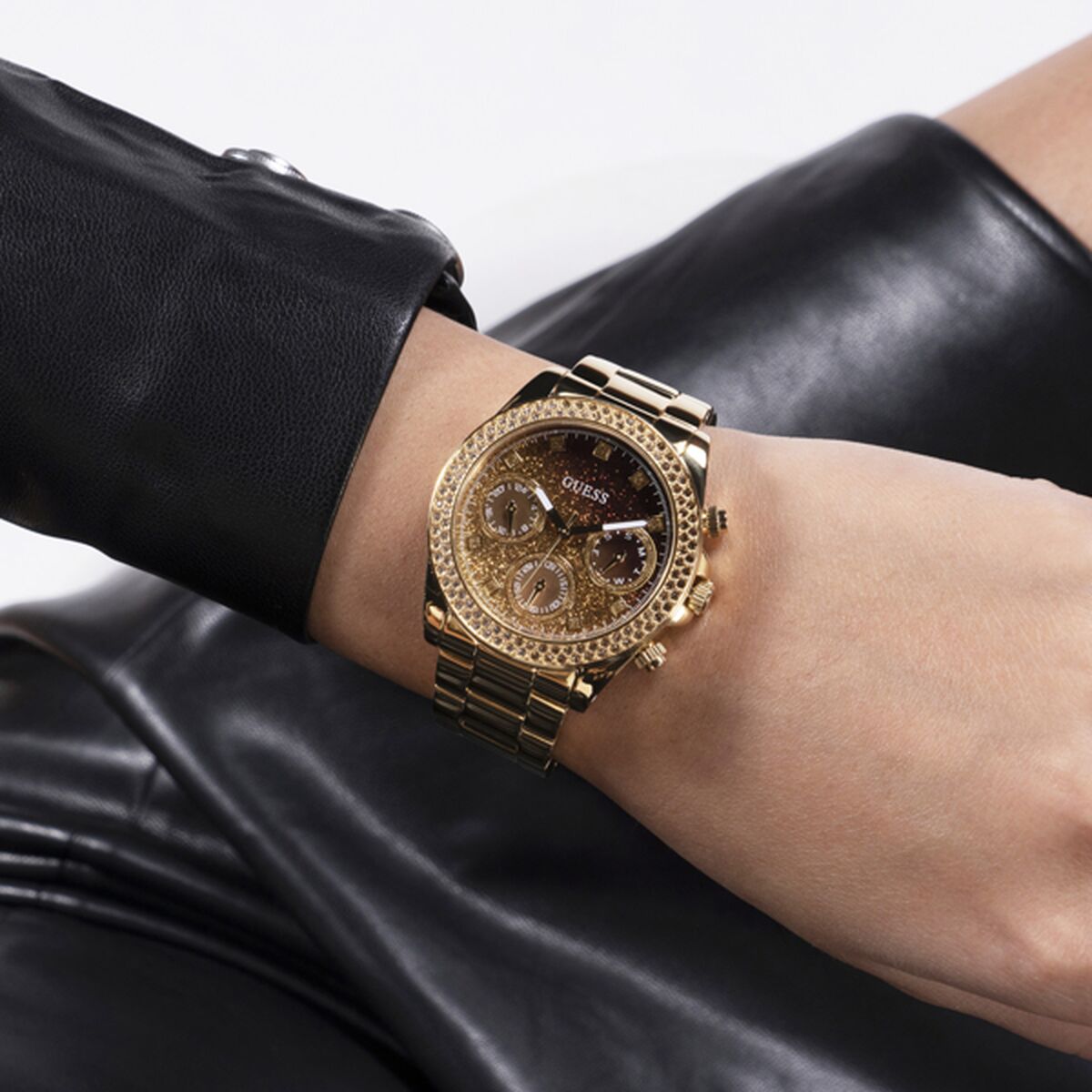 Image de Montre Femme Guess GW0483L2, disponible chez Rue des Bijoux, parfaite pour un look élégant et sophistiqué.