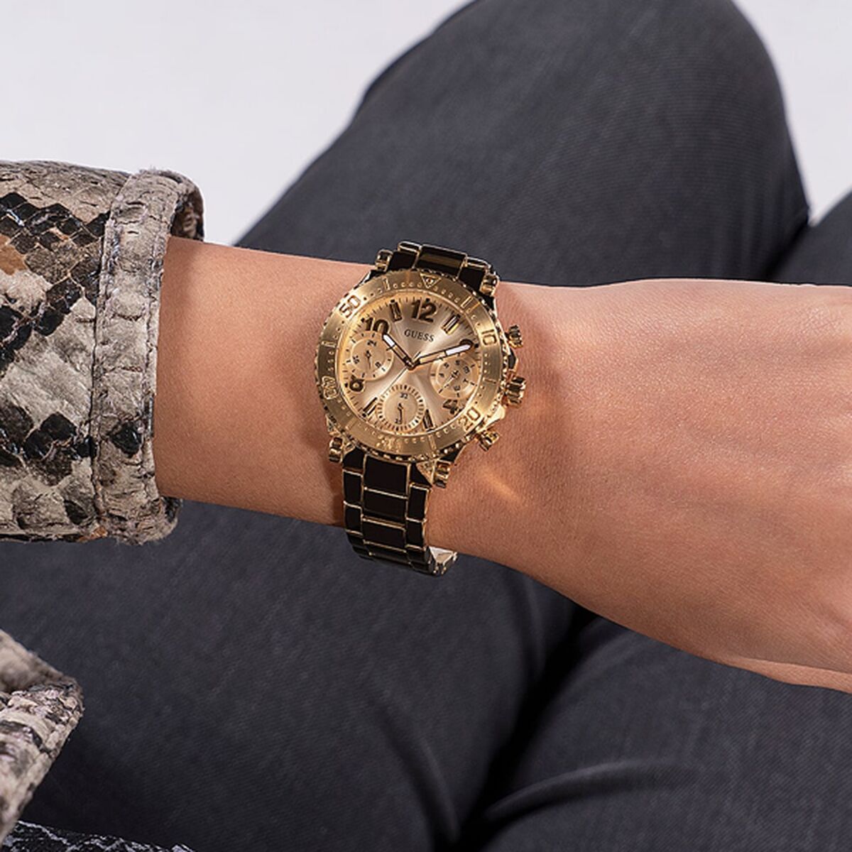 Image de Montre Femme Guess GW0465L1, disponible chez Rue des Bijoux, parfaite pour un look élégant et sophistiqué.