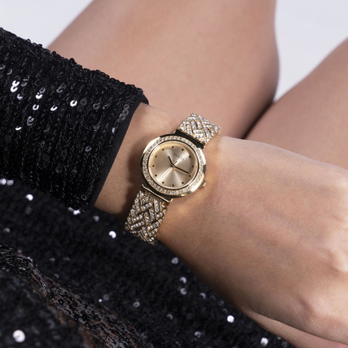 Image de Montre Femme Guess GW0476L2, disponible chez Rue des Bijoux, parfaite pour un look élégant et sophistiqué.