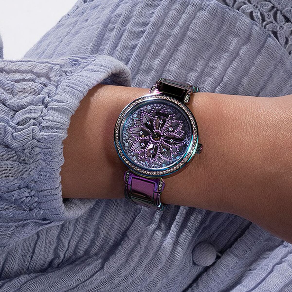 Image de Montre Femme Guess GW0528L4, disponible chez Rue des Bijoux, parfaite pour un look élégant et sophistiqué.