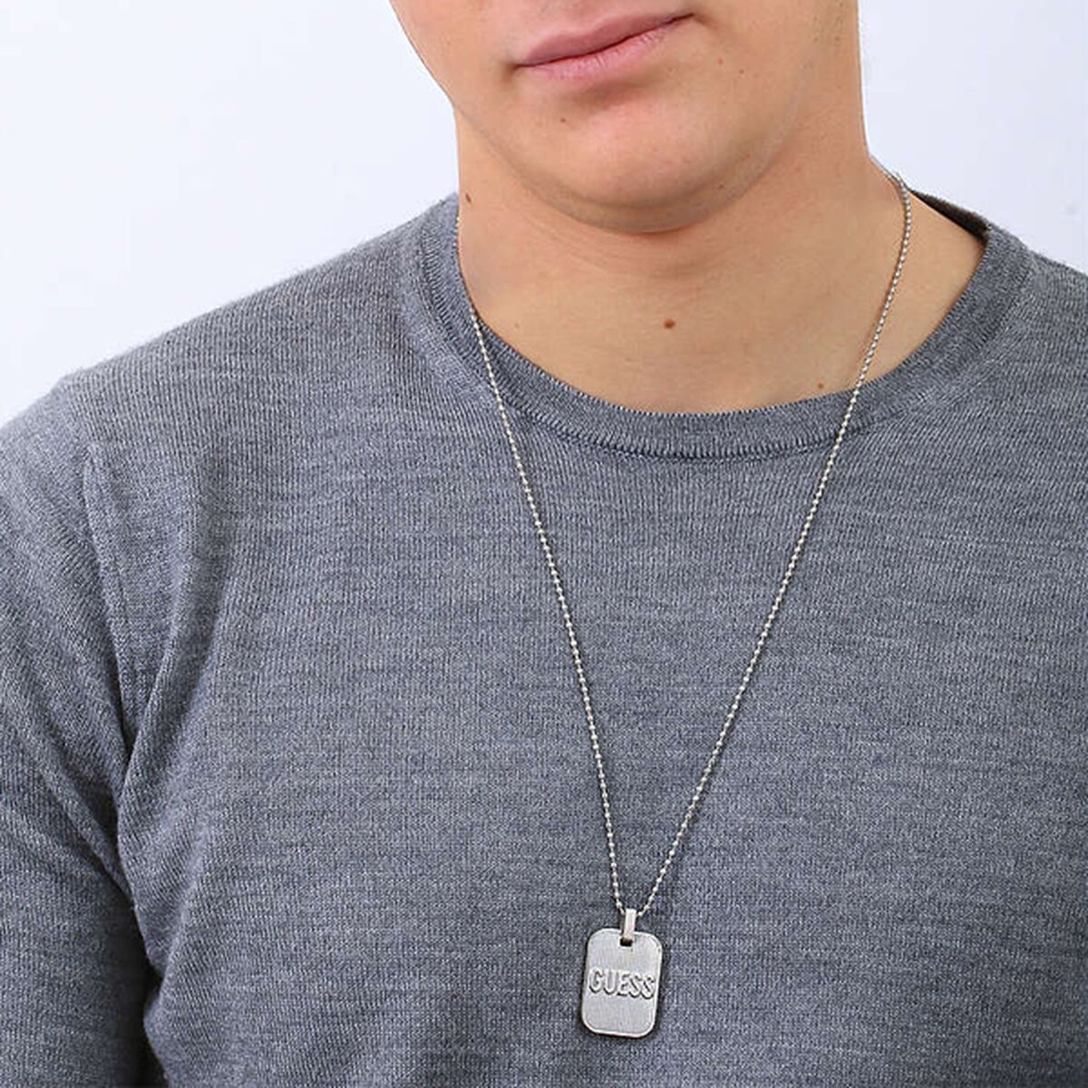 Image de Collier Homme Guess JUMN01355JWSTT-U, disponible chez Rue des Bijoux, parfaite pour un look élégant et sophistiqué.