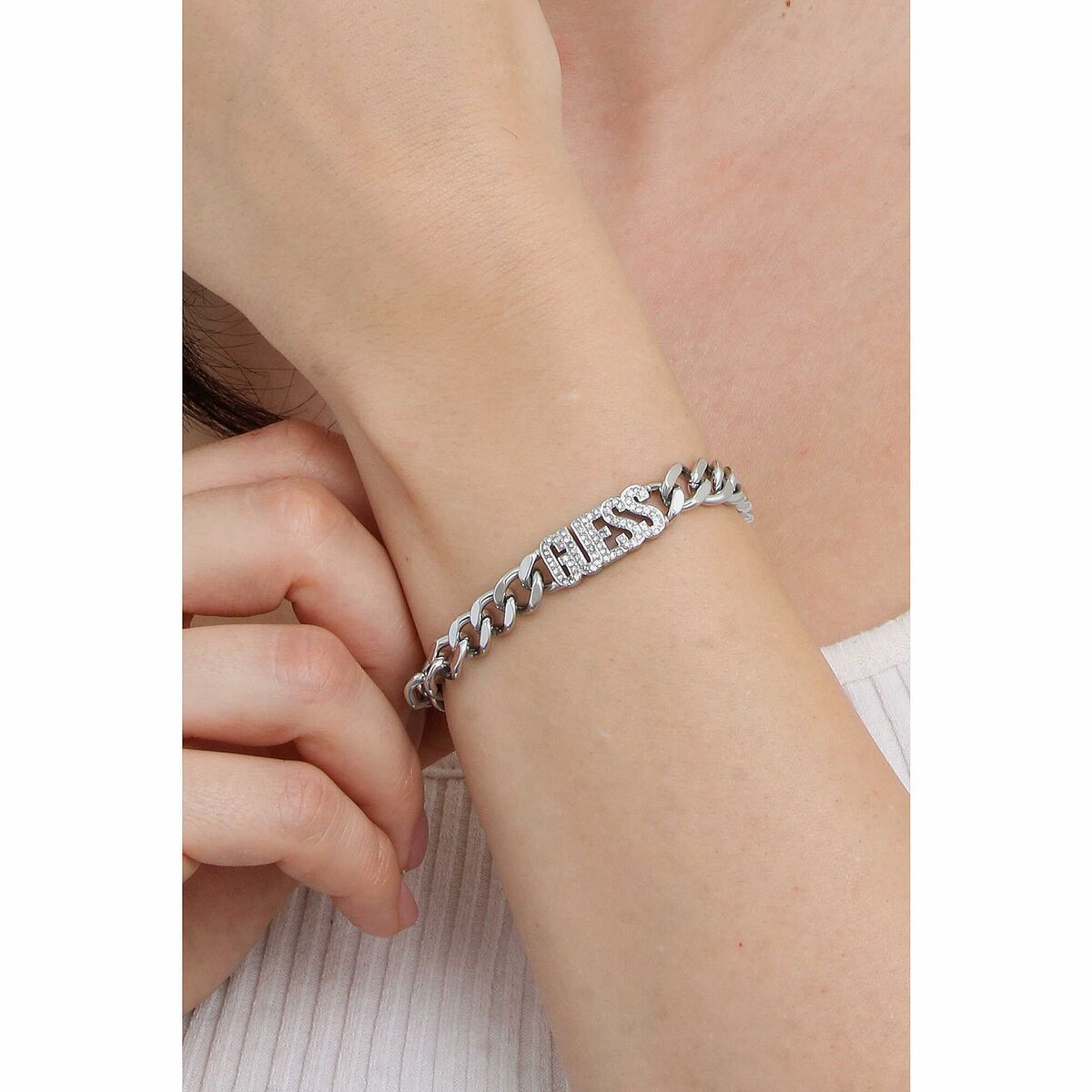 Image de Bracelet Femme Guess JUBB04222JWRHS, disponible chez Rue des Bijoux, parfaite pour un look élégant et sophistiqué.