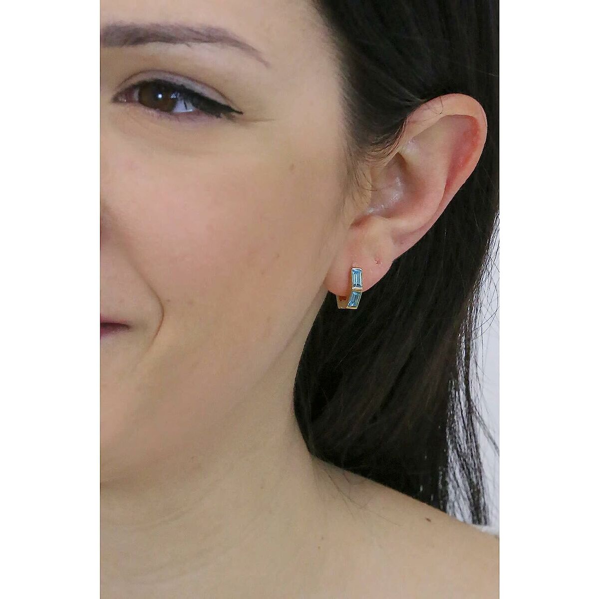 Image de Boucles d´oreilles Femme Guess JUBE03133JWYGAQT-U, disponible chez Rue des Bijoux, parfaite pour un look élégant et sophistiqué.