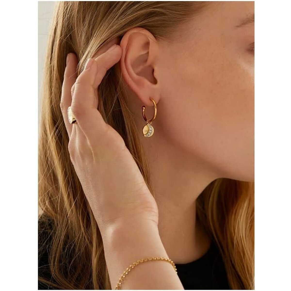 Image de Boucles d´oreilles Femme Guess 2780704, disponible chez Rue des Bijoux, parfaite pour un look élégant et sophistiqué.