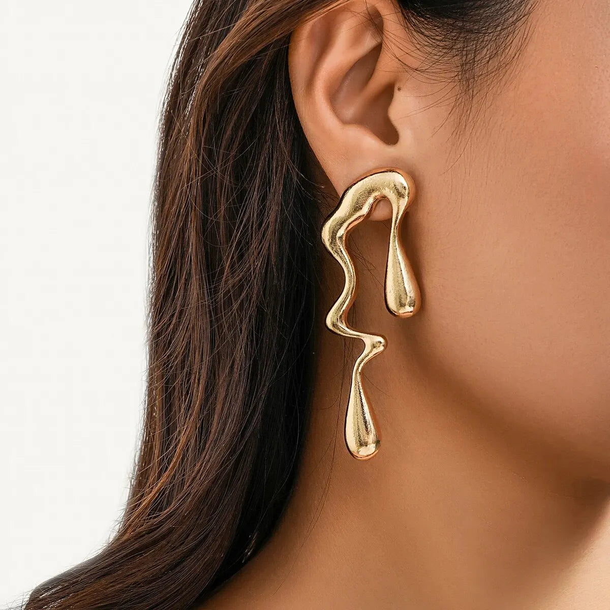 Image des boucles d'oreilles 'Nina' au design géométrique, modernes et élégantes, parfaites pour les tenues estivales.