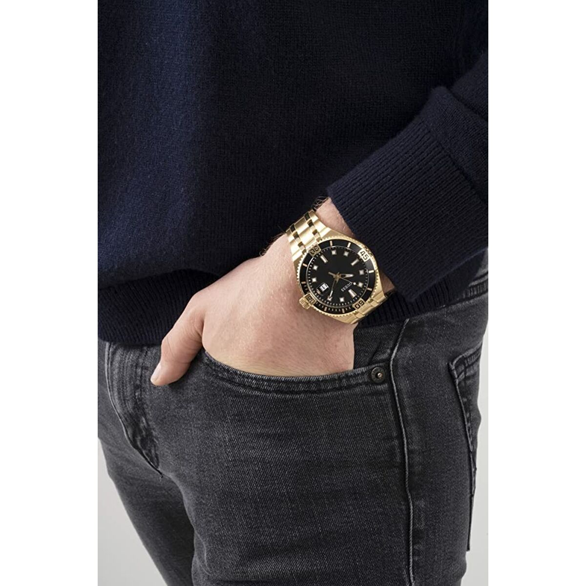 Image de Montre Homme Guess GW0330G2, disponible chez Rue des Bijoux, parfaite pour un look élégant et sophistiqué.