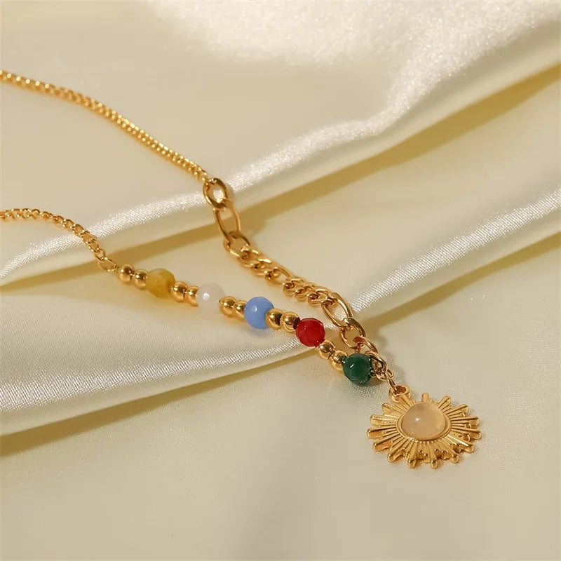 Bijou Rue des Bijoux : Collier doré avec perles et pendentif soleil