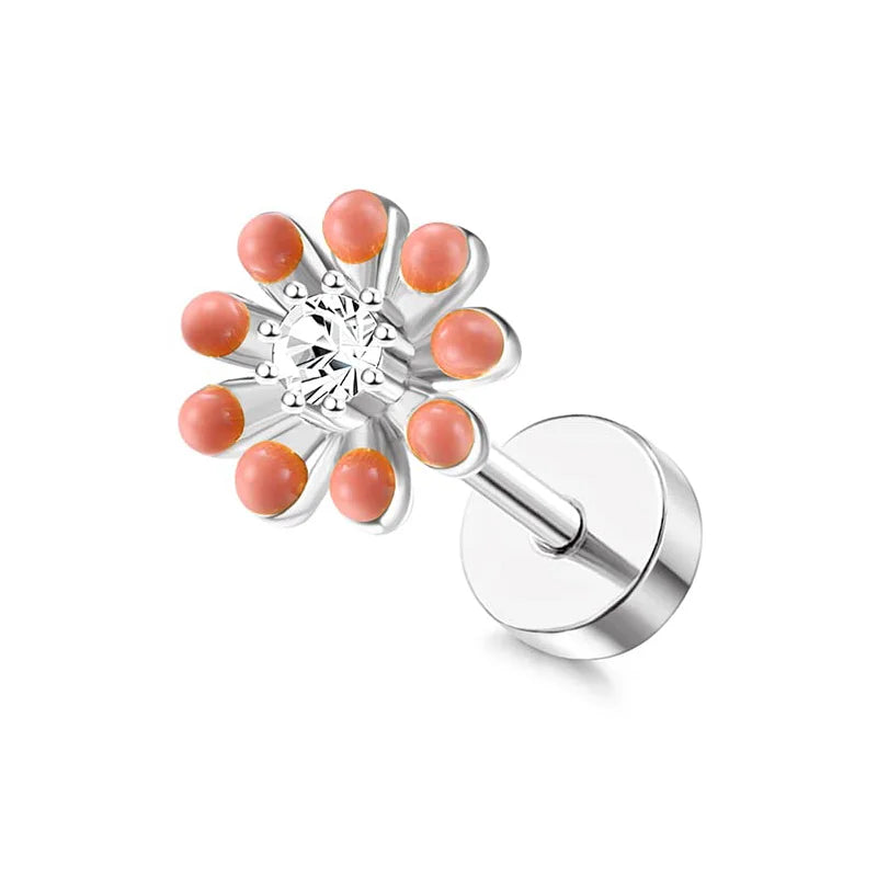 Boucle d'oreille en forme de fleur avec un centre en zircon étincelant et pétales rose pâle, montée sur une tige en acier inoxydable, pour piercings de cartilage ou hélix.