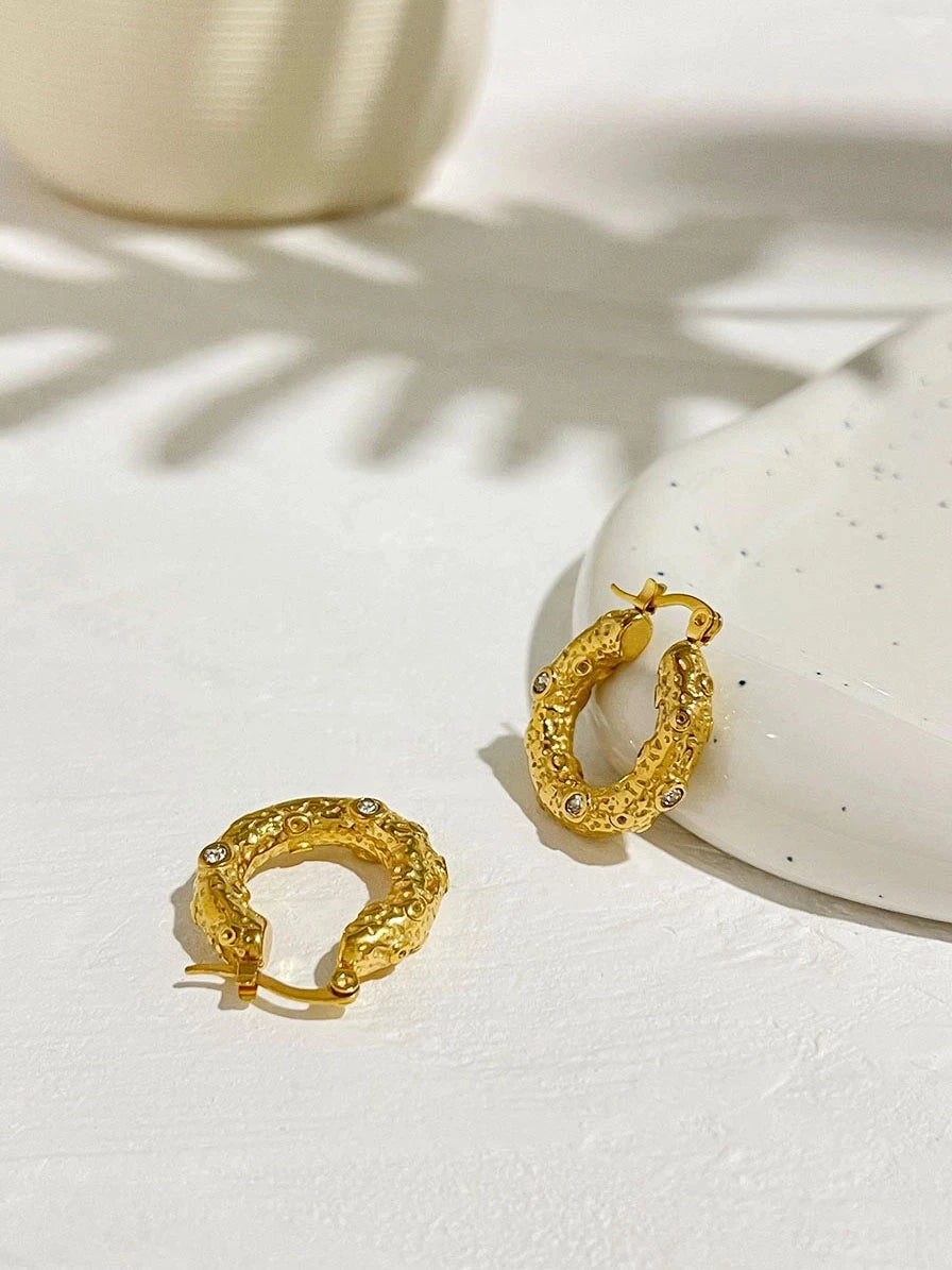 Boucles d'oreilles Samantha : créoles dorées texturées avec zircons étincelants.