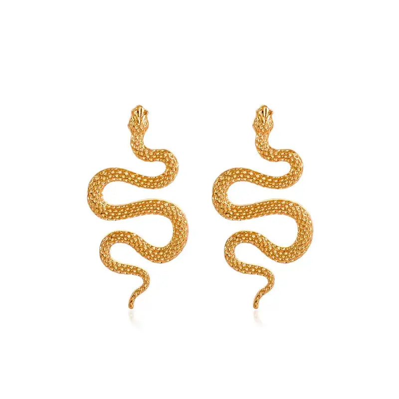 Les boucles d'oreilles Serpentard en forme de serpent doré conçus pour Halloween chez Rue des Bijoux