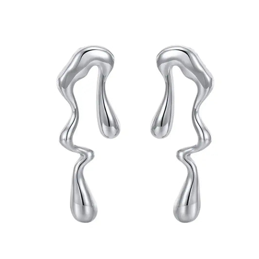 Paire de boucles d'oreilles Serenity argentées, design fluide et moderne