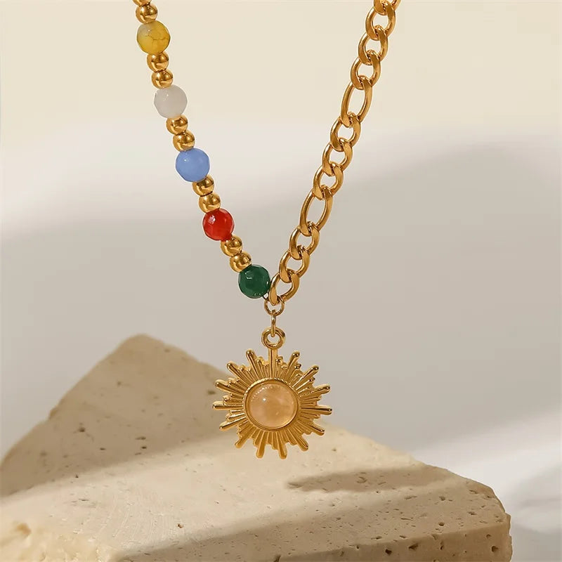 Collier Arya élégant en doré avec perles et pendentif soleil