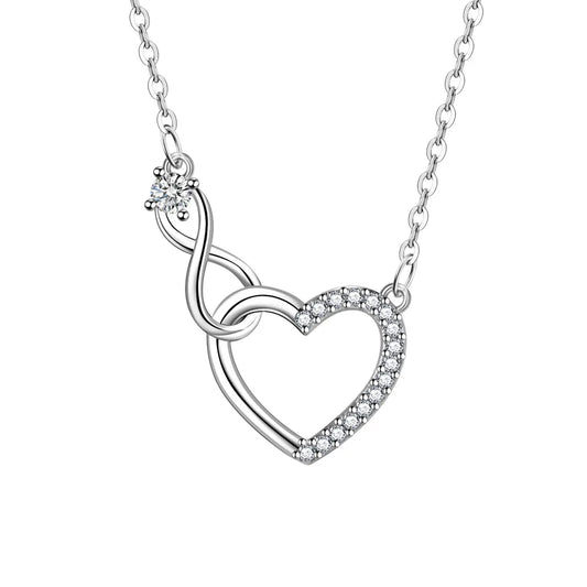 Image du collier Dina en argent sterling 925, avec un pendentif en forme de cœur serti de pierres de zircon cubique, suspendu à une chaîne fine en argent.