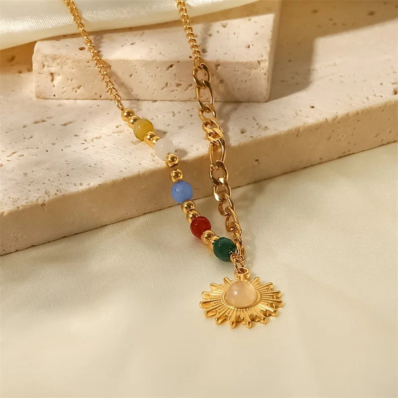 Collier tendance en acier inoxydable doré avec pendentif soleil et perles colorées